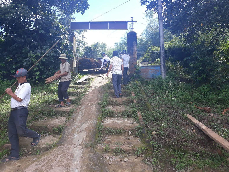 Giáo viên tham gia lao động lo vận chuyển dựng nhà ăn bán trú cho học sinh Giáo viên tham gia lao động lo vận chuyển dựng nhà ăn bán trú cho học sinh