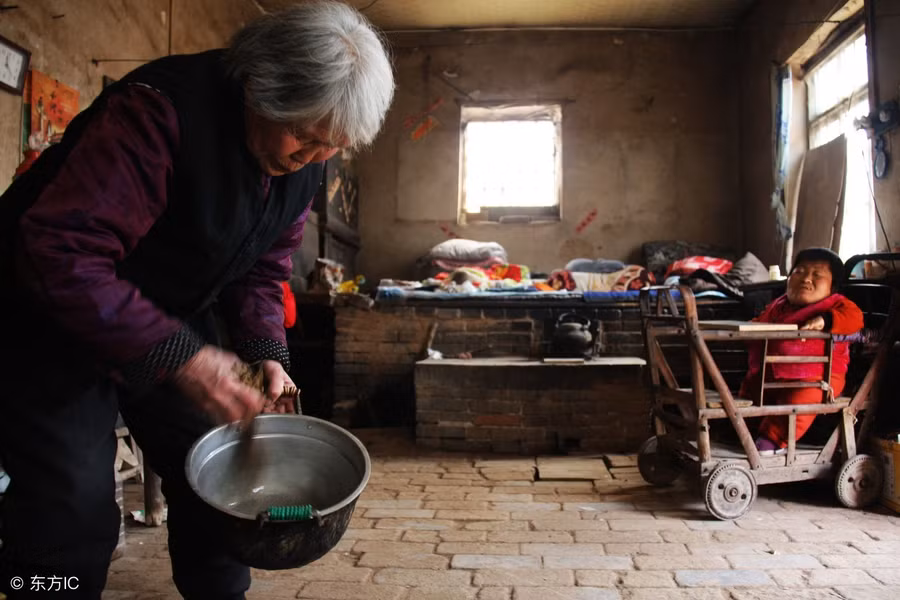 Người mẹ mong con gái tàn tật chết trước mình, con gái cũng mong điều ngược lại vì lý do rơi nước mắt 7