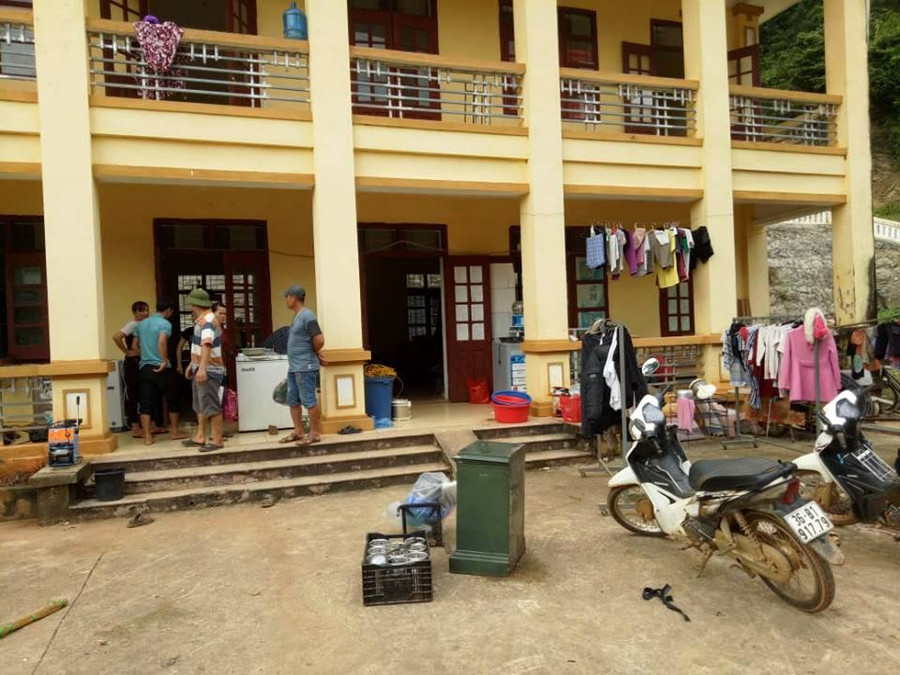 Người dân ở xã Trung Sơn phải sơ tán lên trường THCS Trung Sơn để sống tạm, tránh lũ.