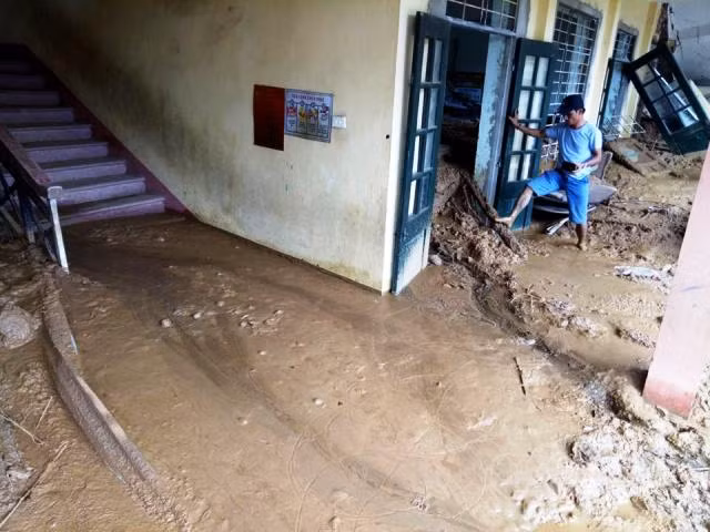 Các phòng học của trường Tiểu học Trung Sơn sau đợt lũ.