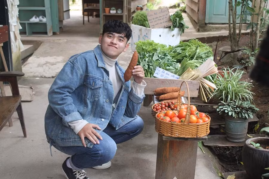  Nhiều người đã đến mua rau để ủng hộ quầy rau vô cùng dễ thương này 