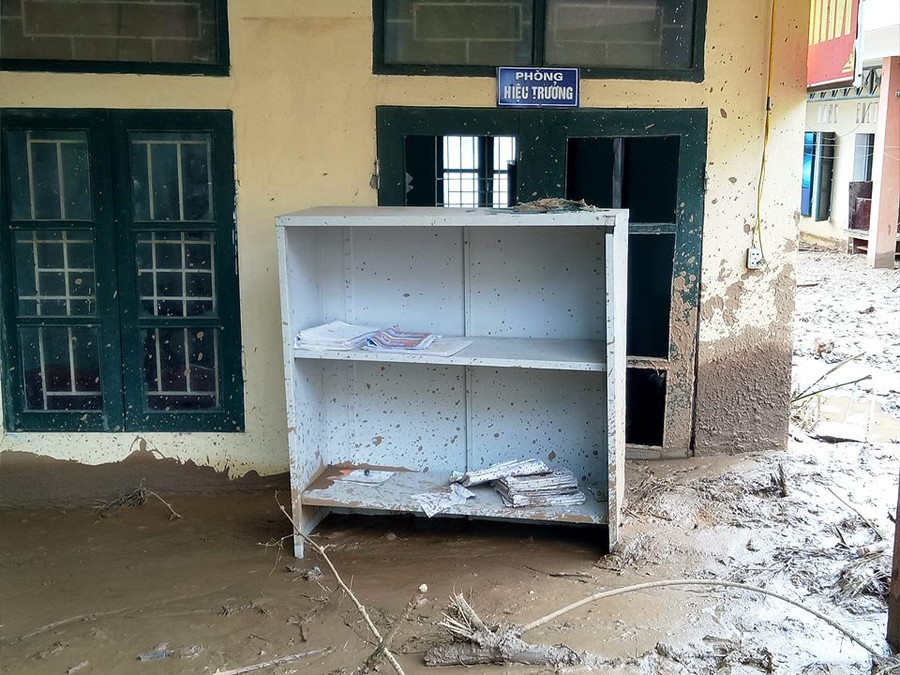 Trận lũ đã khiến cơ sở vật chất trường Tiểu học Trung Sơn tan tành.