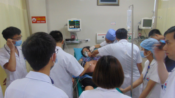 Hàng chục bác sĩ, y tá tập trung cứu mẹ con sản phụ. Hàng chục bác sĩ, y tá tập trung cứu mẹ con sản phụ. Ảnh: L.Q