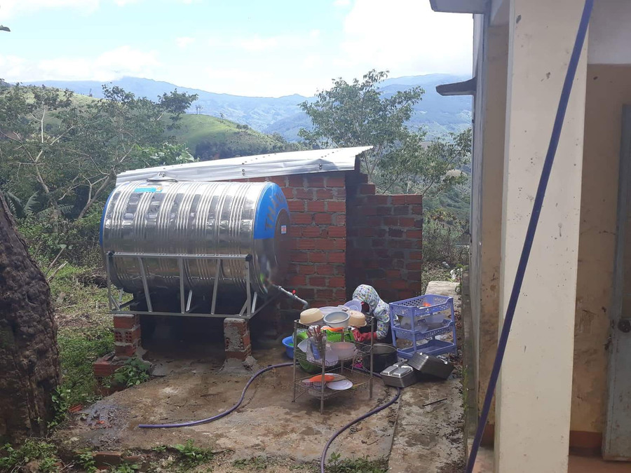 Giáo viên lo dọn rửa chén bát Giáo viên lo dọn rửa chén bát