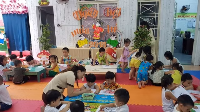 Chỉ có một khoảng sân nhỏ hẹp, các hoạt động ngoài giờ cho trẻ của Trường Mầm non Cẩm Vân được chia nhỏ với 2 nhóm lớp/lần