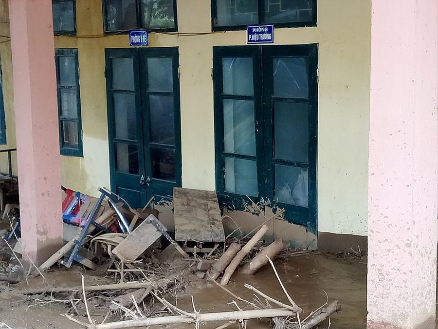 Sau lũ, chính quyền, người dân, giáo viên và học sinh trường Tiểu học Trung Sơn vẫn chưa thể khắc phục được hậu quả.