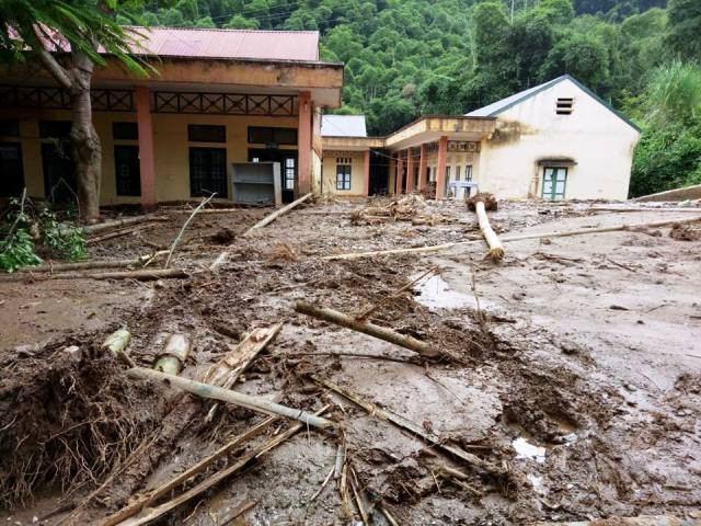 Bùn đất lấp đầy sân trường Tiểu học Trung Sơn.