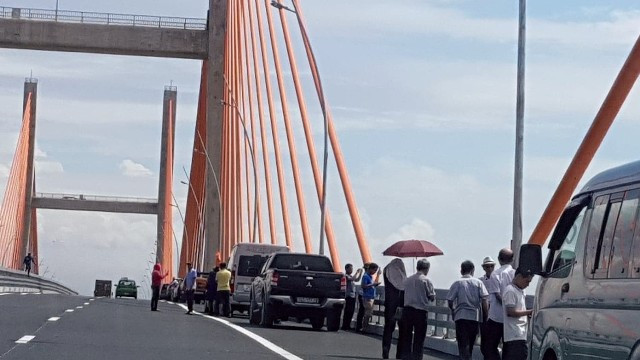 Xe ô tô đỗ thành hàng dài Xe ô tô đỗ thành hàng dài