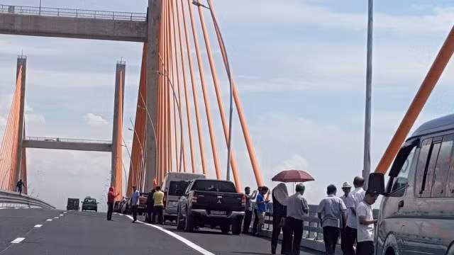 Xe ô tô đỗ thành hàng dài