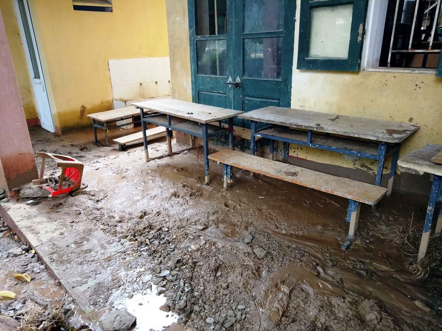 Bàn ghế, trang thiết bị của trường bị hư hỏng.