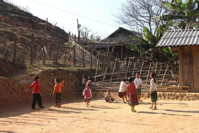 Sân chơi của trẻ ở điểm trường Sài Khao (Mường Lát, Thanh Hóa)