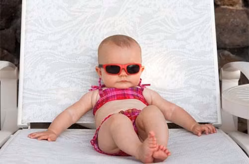 Tắm nắng cho trẻ sơ sinh sử dụng kính không chói mắt