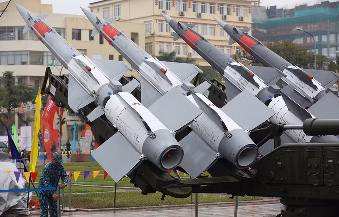 Việt Nam trưng bày nhiều vũ khí hiện đại