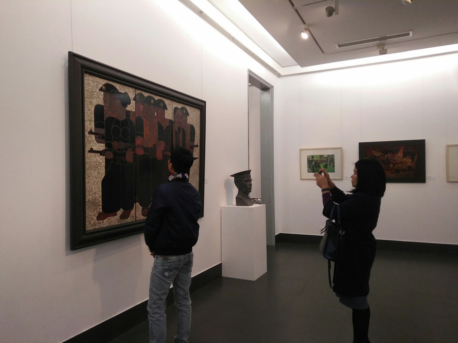 Công chúng đội mưa rét đến tham quan triển lãm. Ảnh: Bình Thanh