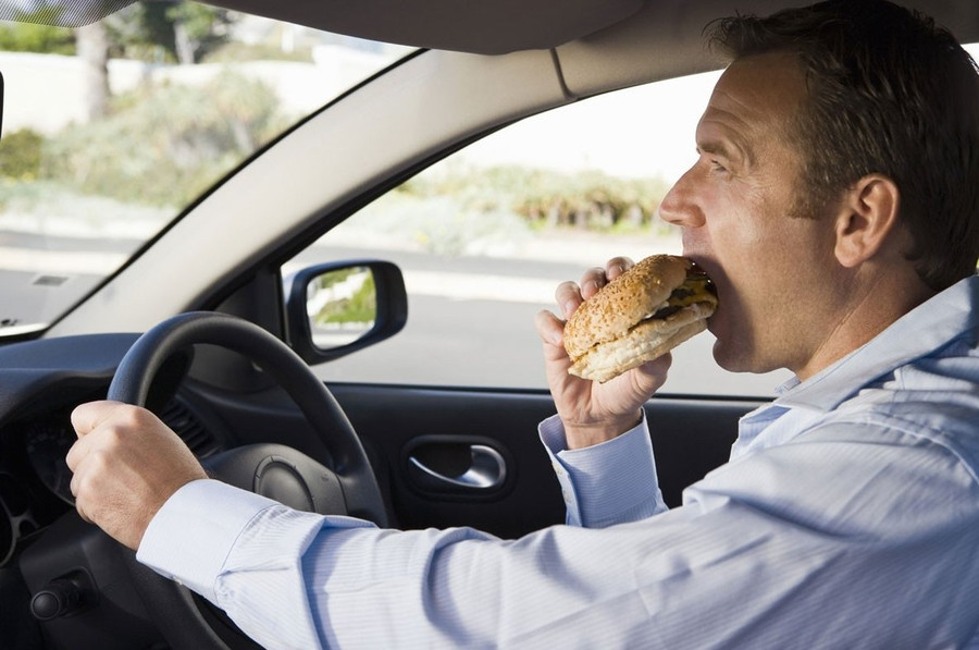 Không nên ăn uống trên xe để giữ vệ sinh và chống chuột xuất hiện Không nên ăn uống trên xe để giữ vệ sinh và chống chuột xuất hiện.