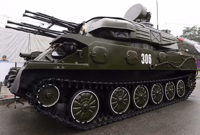 Việt Nam trưng bày nhiều vũ khí hiện đại