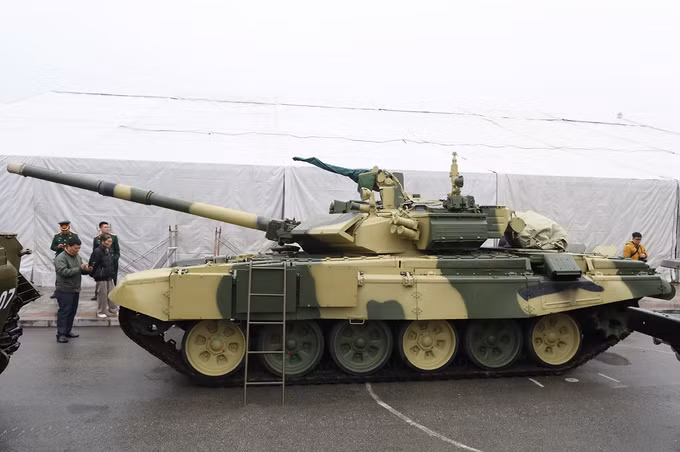 Việt Nam trưng bày nhiều vũ khí hiện đại