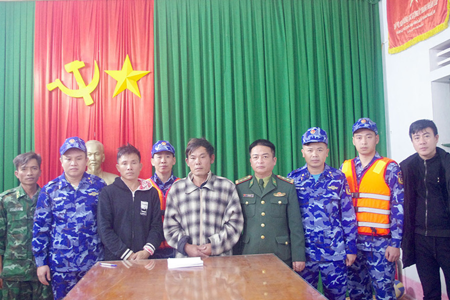 Hải đội 102 bàn giao 2 thuyền viên tàu cá bị chìm cho cơ quan chức năng địa phương. Ảnh: CSBVN.