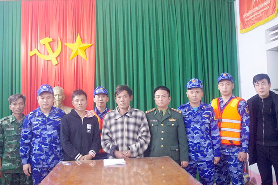 Hải đội 102 bàn giao 2 thuyền viên tàu cá bị chìm cho cơ quan chức năng địa phương. Ảnh: CSBVN.