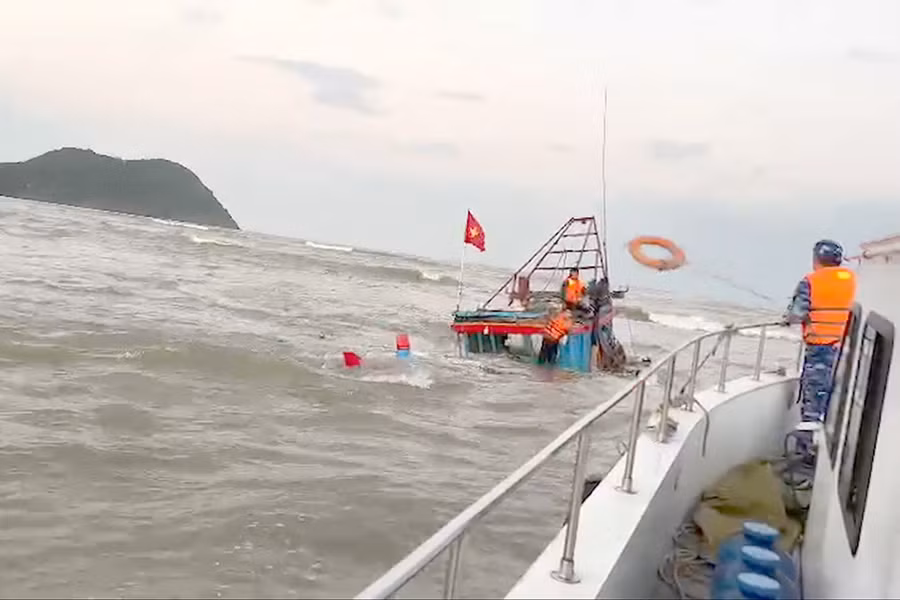 Xuồng CSB 606 tiếp cận tàu cá bị nạn. Ảnh: CSBVN. Xuồng CSB 606 tiếp cận tàu cá bị nạn. Ảnh: CSBVN.