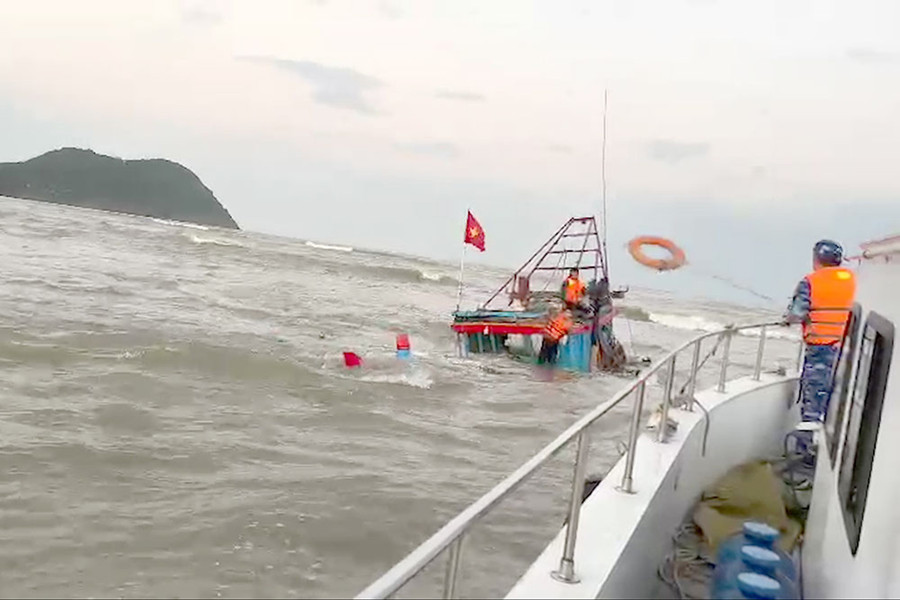 Xuồng CSB 606 tiếp cận tàu cá bị nạn. Ảnh: CSBVN.