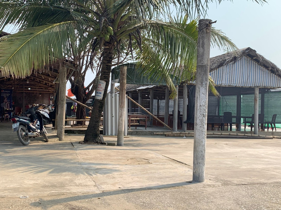 Chủ nhà hàng cam kết di dời, phá dỡ vào cuối năm 2022 nhưng đến nay vẫn tồn tại. (Ảnh: NT).