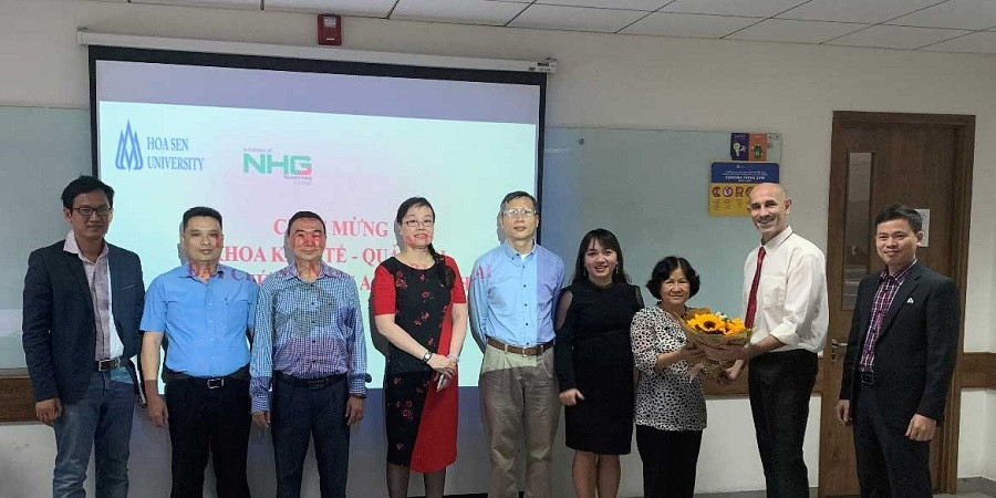 PGS. TS Nguyễn Ngọc Vũ – Phó Hiệu trưởng và GS.TS Franco Gandolfi – Trưởng Khoa Kinh tế và Quản trị HSU vinh danh các thầy, cô thành viên Ban Dự án ACBSP. PGS. TS Nguyễn Ngọc Vũ – Phó Hiệu trưởng và GS.TS Franco Gandolfi – Trưởng Khoa Kinh tế và Quản trị HSU vinh danh các thầy, cô thành viên Ban Dự án ACBSP.