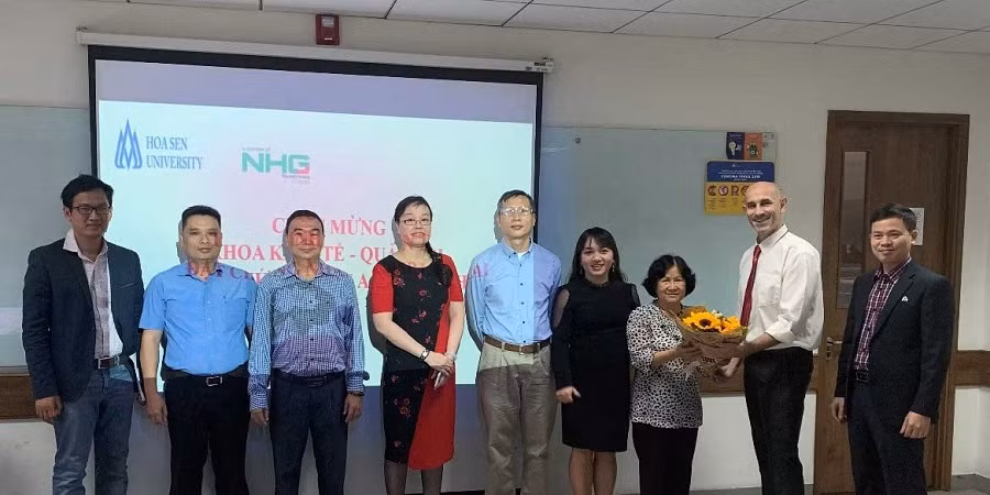 PGS. TS Nguyễn Ngọc Vũ – Phó Hiệu trưởng và GS.TS Franco Gandolfi – Trưởng Khoa Kinh tế và Quản trị HSU vinh danh các thầy, cô thành viên Ban Dự án ACBSP.