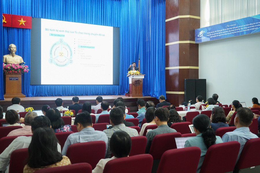 GS.TS Trần Thọ Đạt - Chủ tịch Hội đồng Giáo sư ngành Kinh tế trình bày tại hội thảo