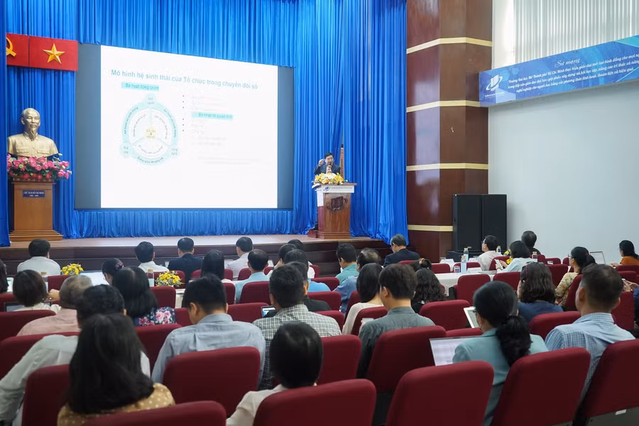 GS.TS Trần Thọ Đạt - Chủ tịch Hội đồng Giáo sư ngành Kinh tế trình bày tại hội thảo