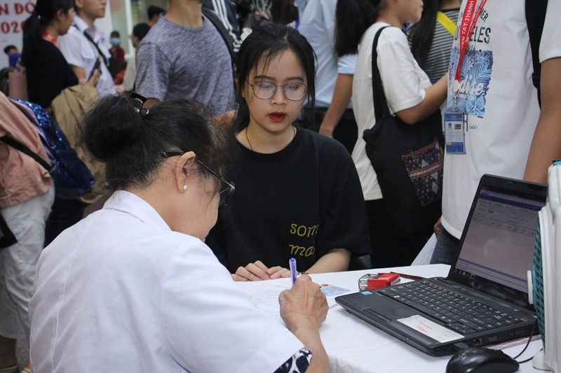 Sinh viên đăng ký tham gia hiến máu tình nguyện