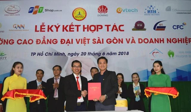 TS Lê Lâm (trái), Hiệu trưởng Trường Cao đẳng Đại Việt Sài Gòn vui mừng với ký kết hợp tác cùng các Doanh nghiệp sáng nay