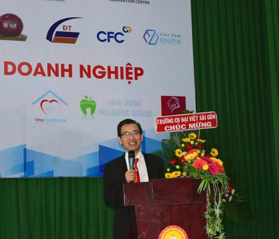 TS Lê Lâm vui mừng xen lẫn xúc động chia sẻ với sinh viên những mục tiêu nhà trường đang thực hiện khi "bắt tay" cùng Doanh nghiệp TS Lê Lâm vui mừng xen lẫn xúc động chia sẻ với sinh viên những mục tiêu nhà trường đang thực hiện khi "bắt tay" cùng Doanh nghiệp