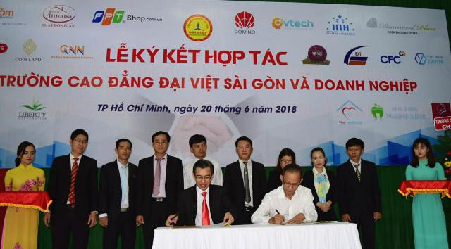 TS Lê Lâm đại diện nhà trường ký kết hợp tác với đại diện một Doanh nghiệp TS Lê Lâm đại diện nhà trường ký kết hợp tác với đại diện một Doanh nghiệp