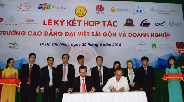 TS Lê Lâm đại diện nhà trường ký kết hợp tác với đại diện một Doanh nghiệp