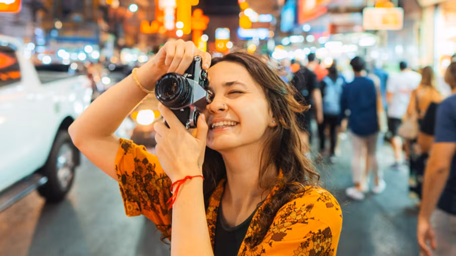 Bạn có thể gặp gỡ mọi người và tận hưởng một bầu không khí sôi động. (Ảnh: ITN).