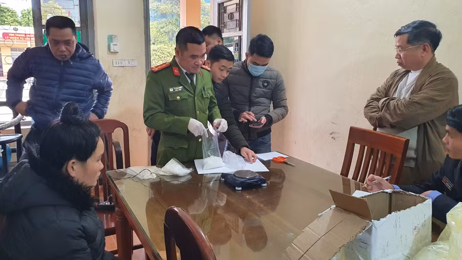 Tiến hành xác định trọng lượng ma túy đá (Ảnh: Thành Trung - Thu Trang - ANĐB)