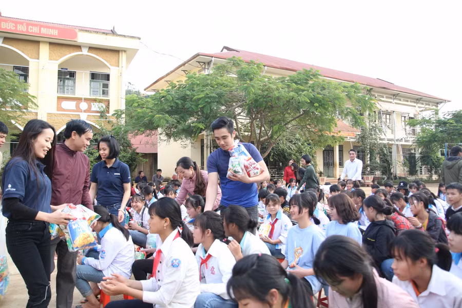 Trao tặng gần 900 suất bánh kẹo cho học sinh