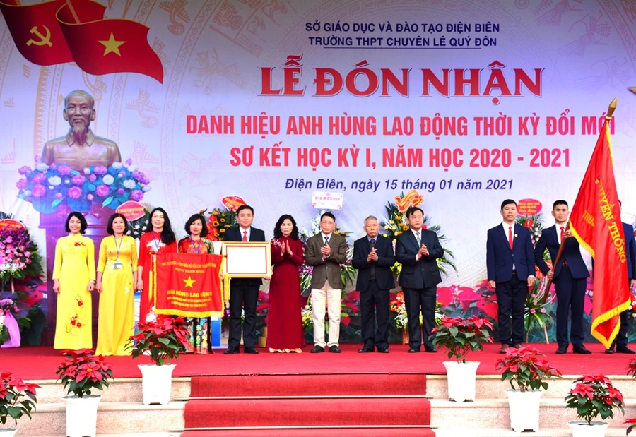 Đón nhận danh hiệu "Anh hùng lao động" thời kỳ đổi mới