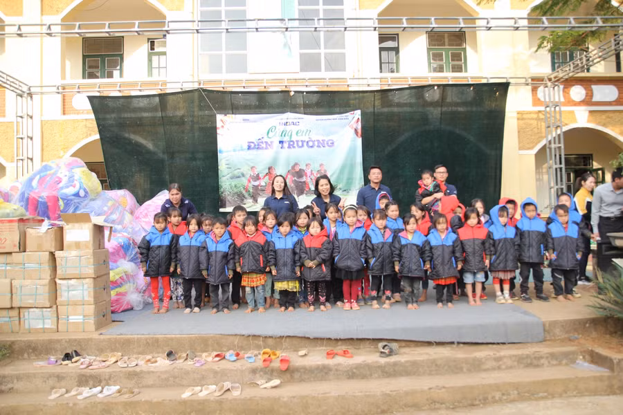 Trao tặng áo ấm cho học sinh