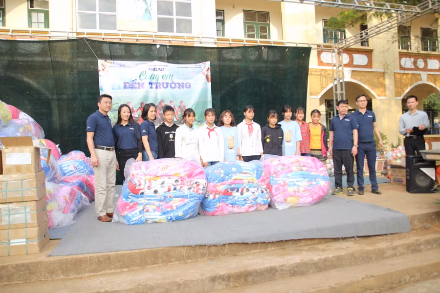 Trao tặng chăn ấm cho học sinh