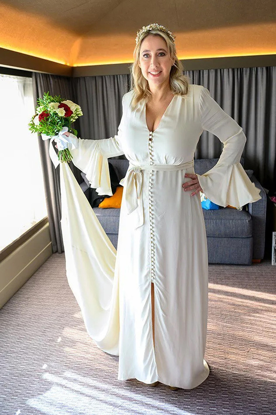 Cô mua váy cưới trên mạng. (Ảnh: Steve Ullathorne).