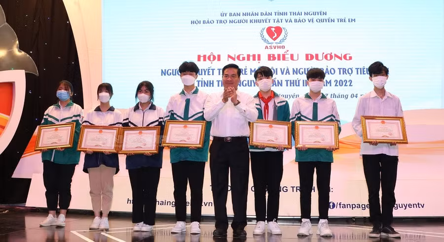 Ông Lê Quang Tiến - Phó Chủ tịch UBND tỉnh trao Bằng khen của Chủ tịch UBND tỉnh cho học sinh mồ côi có hoàn cảnh đặc biệt khó khăn vươn lên đạt kết quả cao trong học tập.