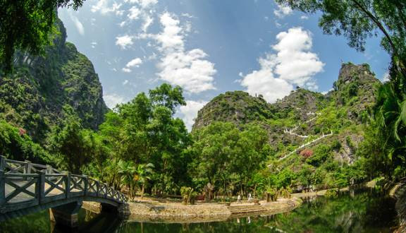 Hang Múa thuộc huyện Hoa Lư, Ninh Bình.