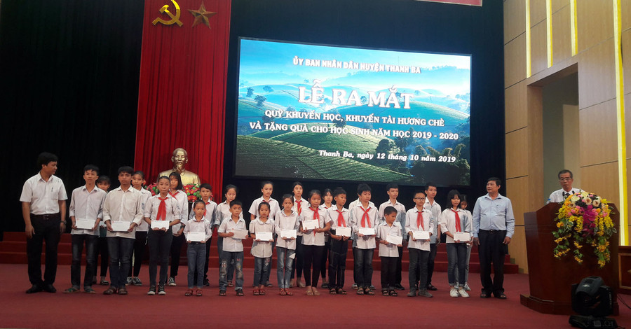 Tặng quà cho HS có hoàn cảnh khó khăn vươn lên trong học tập Tặng quà cho HS có hoàn cảnh khó khăn vươn lên trong học tập