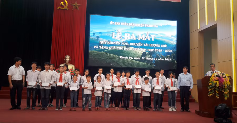 Tặng quà cho HS có hoàn cảnh khó khăn vươn lên trong học tập