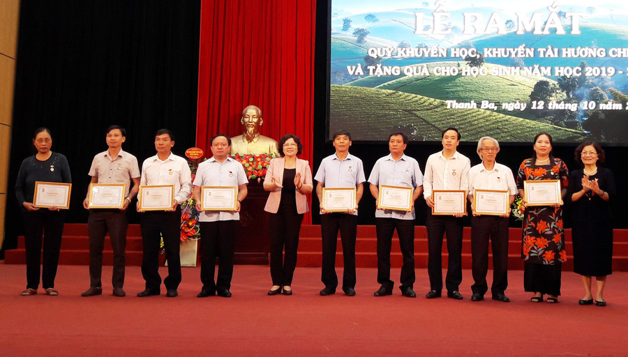 Thừa ủy quyền của Lãnh đạo Hội Khuyến học Việt Nam, đại diện Hội Khuyến học tỉnh Phú Thọ trao kỷ niệm chương vì sự nghiệp khuyến học cho huyện Thanh Ba Thừa ủy quyền của Lãnh đạo Hội Khuyến học Việt Nam, đại diện Hội Khuyến học tỉnh Phú Thọ trao kỷ niệm chương vì sự nghiệp khuyến học cho huyện Thanh Ba