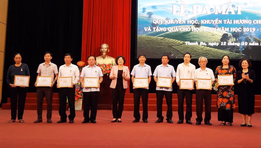 Thừa ủy quyền của Lãnh đạo Hội Khuyến học Việt Nam, đại diện Hội Khuyến học tỉnh Phú Thọ trao kỷ niệm chương vì sự nghiệp khuyến học cho huyện Thanh Ba