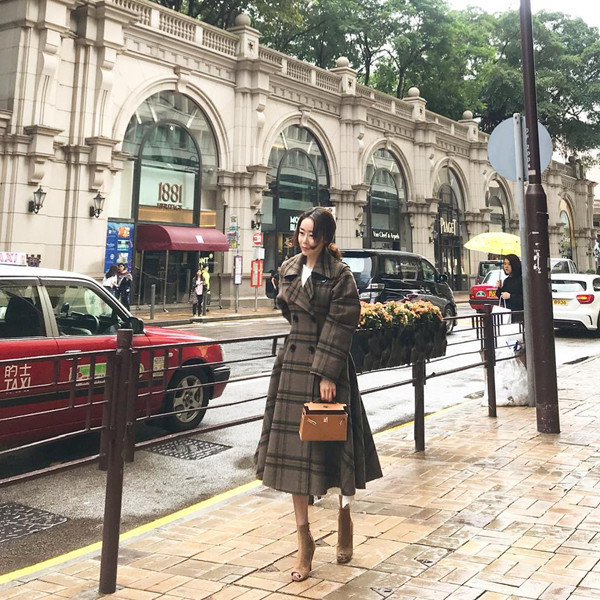 Bella Jay là bà mẹ một con nổi tiếng trên mạng xã hội tại Hàn Quốc. Ở tuổi 43 và đã trải qua một lần sinh nở nhưng Bella Jay vẫn giữ được vóc dáng và nhan sắc như thời còn con gái, khiến rất nhiều chị em thán phục. Bella Jay là bà mẹ một con nổi tiếng trên mạng xã hội tại Hàn Quốc. Không chỉ sở hữu cuộc sống xa