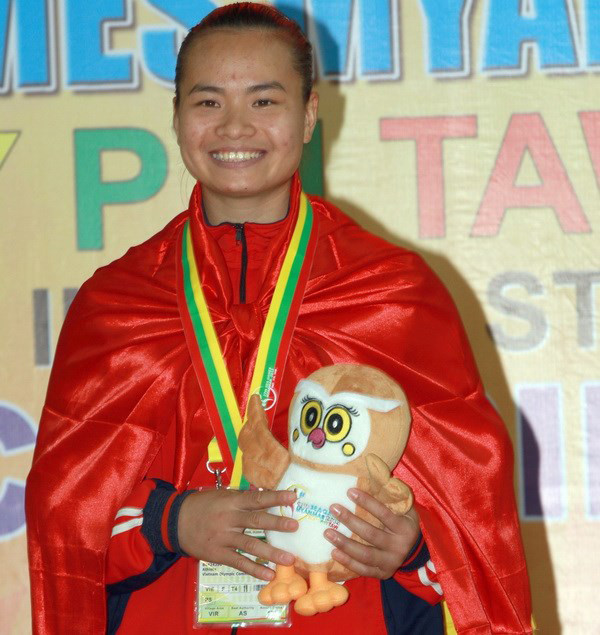 Nguyễn Thị Yến với tấm HC vàng pencak silat hạng 75kg của nữ SEA Games 2013 tại Myanmar.